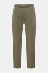 Santaniello Chino 'Arsenio' oliv, frontale Ansicht, softem Baumwoll-Twill, einfacher Bundfalte, tapered Fit, knöchellang, paspelierte Taschen.