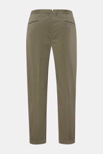 Santaniello Chino 'Arsenio' oliv aus feinem Baumwoll-Twill, knöchellang, Tapered Fit mit Bundfalte, Reißverschluss, paspelierten Taschen, Rückansicht.