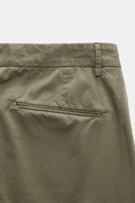 Santaniello Chino 'Arsenio' oliv in Nahaufnahme von hinten, weicher Baumwoll-Twill, paspelierte Gesäßtasche, einfache Bundfalte, fixierter Saumaufschlag.
