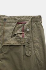 Santaniello Chino 'Arsenio' oliv aus feinem Baumwoll-Twill mit einfacher Bundfalte, Reißverschluss und paspelierten Taschen, frontal fotografiert.