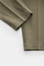 Santaniello Chino 'Arsenio' oliv, knöchellang, aus weichem Baumwoll-Twill, simple Bundfalte, Saumaufschlag, Detailansicht von unten.