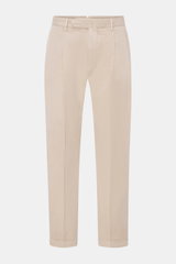 Santaniello Chino 'Arsenio' beige, frontale Ansicht, weicher Baumwoll-Twill, einfache Bundfalte, paspelierte Taschen, tapered Fit, knöchellang, fixierter Saumaufschlag.