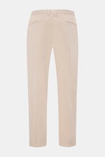 Santaniello Chino 'Arsenio' beige, knöchellang, softem Baumwoll-Twill, einfache Bundfalte, paspelierte Taschen, Rückansicht, Tapered Fit.
