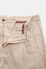 Santaniello Chino 'Arsenio' beige aus feinem Baumwoll-Twill, weicher Griff, Tapered Fit, knöchellang, mit Bundfalte, Taschen, Reißverschluss, Knöpfen, Saumaufschlag, Nahaufnahme.