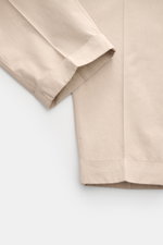 Santaniello Chino 'Arsenio' beige, Detailaufnahme von Saum und einfacher Bundfalte, weicher Baumwoll-Twill, knöchellang, Tapered Fit.