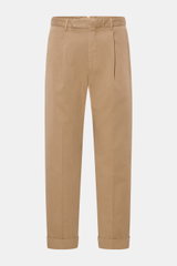 Santaniello Chino 'Arsenio' hellbraun, frontale Ansicht, knöchellang, feiner Baumwoll-Twill mit Bundfalte, Taschen, Saumaufschlag, Tapered Fit.