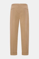 Santaniello Chino 'Arsenio' hellbraun, knöchellang, aus weichem Baumwoll-Twill mit einfacher Bundfalte, Rückansicht, paspelierte Taschen.