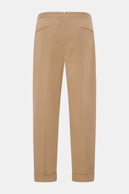 Santaniello Chino 'Arsenio' hellbraun, knöchellang, aus weichem Baumwoll-Twill mit einfacher Bundfalte, Rückansicht, paspelierte Taschen.