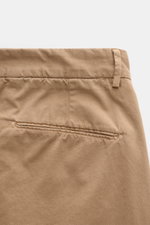 Santaniello Chino 'Arsenio' hellbraun in Nahaufnahme von hinten, weicher Baumwoll-Twill, einfache Bundfalte, paspelierte Gesäßtasche.