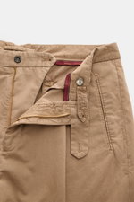 Nahaufnahme der geöffneten Santaniello Chino 'Arsenio' hellbraun aus feinem Baumwoll-Twill mit Reißverschluss, Bundknöpfen, einfacher Bundfalte und paspelierten Taschen, fotografiert aus der Frontperspektive.