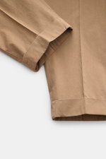 Nahaufnahme der Santaniello Chino 'Arsenio' hellbraun aus feinem Baumwoll-Twill mit fixiertem Saumaufschlag, fotografiert von unten.