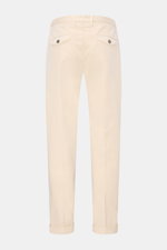 Santaniello Chino 'Camerota' creme, knöchellang, aus softem Baumwoll-Twill mit Bundfalte, geknöpften Gesäßtaschen, Rückansicht.