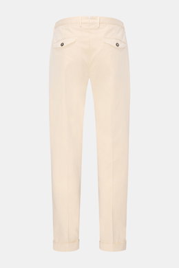 Santaniello Chino 'Camerota' creme, knöchellang, aus softem Baumwoll-Twill mit Bundfalte, geknöpften Gesäßtaschen, Rückansicht.