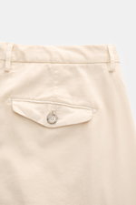 Santaniello Chino 'Camerota' creme, Detailaufnahme Rückseite mit geknöpfter Gesäßtasche aus softem Baumwoll-Twill, leichte Bundfalte.