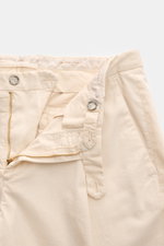 Santaniello Chino 'Camerota' creme, frontal nah, geöffnet mit Reißverschluss, Bundknöpfen, einfacher Bundfalte, französischen Taschen.
