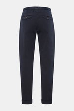 Santaniello Chino 'Camerota' navy, knöchellang, aus softem, leicht elastischem Baumwoll-Twill, Rückenansicht mit Bundfalte, geknöpften Gesäßtaschen.
