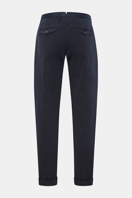 Santaniello Chino 'Camerota' navy, knöchellang, aus softem, leicht elastischem Baumwoll-Twill, Rückenansicht mit Bundfalte, geknöpften Gesäßtaschen.
