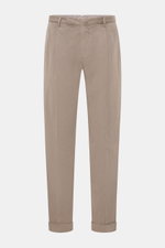 Frontale Aufnahme der Santaniello Chino 'Camerota' taupe aus softem, leicht elastischem Baumwoll-Twill mit Bundfalte, Reißverschluss und fixiertem Saumaufschlag.