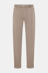 Frontale Aufnahme der Santaniello Chino 'Camerota' taupe aus softem, leicht elastischem Baumwoll-Twill mit Bundfalte, Reißverschluss und fixiertem Saumaufschlag.