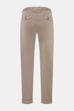 Santaniello Chino 'Camerota' taupe, knöchellang mit einfacher Bundfalte, fixiertem Saumaufschlag, Rückenansicht, Baumwoll-Twill, leicht elastisch.