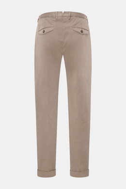 Santaniello Chino 'Camerota' taupe, knöchellang mit einfacher Bundfalte, fixiertem Saumaufschlag, Rückenansicht, Baumwoll-Twill, leicht elastisch.