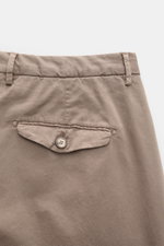 Santaniello Chino 'Camerota' taupe Rückansicht, knöchellang aus softem, leicht elastischem Baumwoll-Twill mit Bundfalte und geknöpfter Gesäßtasche.