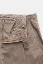 Santaniello Chino 'Camerota' taupe, nahaufnahme von vorne, weicher Baumwoll-Twill, elastisch, Bundfalte, Reißverschluss, Knöpfe, französische Taschen.