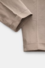 Santaniello Chino 'Camerota' taupe aus softem Baumwoll-Twill, knöchellang mit fixiertem Saumaufschlag, einfache Bundfalte, Detailansicht Saum von oben.