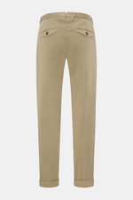 Rückansicht der Santaniello Chino 'Camerota' oliv aus softem, leicht elastischem Baumwoll-Twill mit Bundfalte, geknöpften Gesäßtaschen und fixiertem Saumaufschlag.