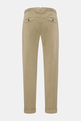 Rückansicht der Santaniello Chino 'Camerota' oliv aus softem, leicht elastischem Baumwoll-Twill mit Bundfalte, geknöpften Gesäßtaschen und fixiertem Saumaufschlag.