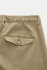 Santaniello Chino 'Camerota' oliv im Detail von hinten mit geknöpfter Gesäßtasche, einfache Bundfalte, feinem Baumwoll-Twill und fixiertem Saumaufschlag.