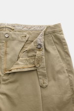 Santaniello Chino 'Camerota' oliv aus feinem Baumwoll-Twill, offen fotografiert mit Reißverschluss, Bundfalte, französischen Taschen, knöchellang.