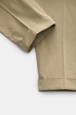 Nahaufnahme der Santaniello Chino 'Camerota' oliv, knöchellang mit fixiertem Saumaufschlag, einfacher Bundfalte aus softem, elastischem Baumwoll-Twill.