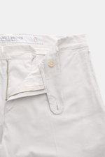 Richard J. Brown Chino 'Singapore' sand in Nahaufnahme von vorne, Twill-Baumwolle, Slim Fit, weicher Griff, Reißverschluss, Bundknöpfe, französische Taschen.
