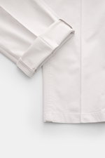 Richard J. Brown Chino 'Singapore' sand, Nahaufnahme der Hose von oben mit umgeschlagenem Bein, weiche Baumwolle, Slim Fit, feine Köperstruktur, französische Taschen, Leder-Patch.