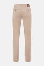 Richard J. Brown Chino 'Singapore' beige, Slim Fit Baumwollhose mit leichtem Stretch, schmal zulaufend, Rückenansicht mit Knopftaschen und Leder-Patch.