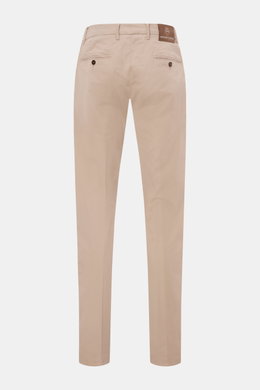 Richard J. Brown Chino 'Singapore' beige, Slim Fit Baumwollhose mit leichtem Stretch, schmal zulaufend, Rückenansicht mit Knopftaschen und Leder-Patch.