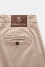 Richard J. Brown Chino 'Singapore' beige mit weichem Baumwoll-Twill, Slim Fit, französischer Tasche, Knopf-Gesäßtasche und Leder-Patch, Rückansicht.