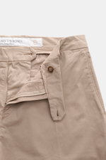 Richard J. Brown Chino 'Singapore' beige mit Reißverschluss, Bundknopf, feiner Köperstruktur, weicher Baumwoll-Twill, Slim Fit, Detailansicht von oben.