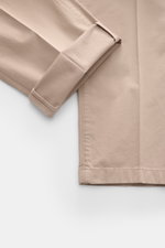Richard J. Brown Chino 'Singapore' beige, Detailaufnahme der weichen Baumwollhose mit leicht elastischem Twill, schmal zulaufendem Bein und kleinem Umschlag.