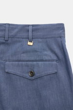 PT Torino Baumwollhose 'Carrot Fit' dunkelblau meliert, Detailansicht von hinten auf Bund mit Patte, Knopf, doppelter Bundfalte und Uhrentasche.