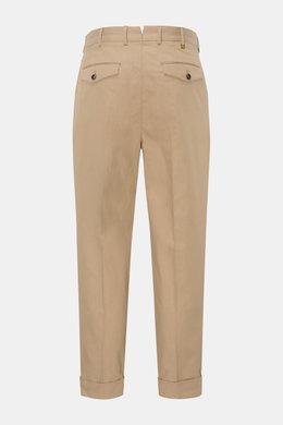 Rückansicht der PT Torino Baumwollhose 'Carrot Fit' sand meliert mit doppelter Bundfalte, verlängerter Knopfriegel, Gesäßtaschen mit Patte, fixiertem Saumaufschlag.