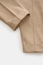 PT Torino Baumwollhose 'Carrot Fit' sand meliert, schmal zulaufend mit Bundfalten, Knopfriegel und fixiertem Saumaufschlag, Detail von unten.