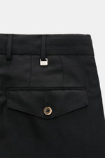 PT Torino Hose 'Carrot Fit' schwarz, Detailansicht der Rückseite mit Knopf, Patte, hoher Bundhöhe, Köperstruktur aus Leinen-Schurwoll-Mix.