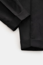 PT Torino Hose 'Carrot Fit' schwarz in kurzer Tapered-Ansicht, aus Schurwolle-Leinen-Mix mit markanter Köperstruktur und fixiertem Saumaufschlag.