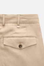 PT Torino Hose 'Carrot Fit' beige, Detailaufnahme von hinten, Leinen-Schurwolle, Köperstruktur, hohe Bundhöhe, Gesäßtasche mit Knopf.
