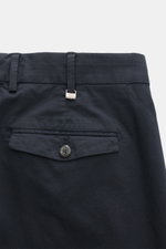 PT Torino Chino 'Rebel Fit' dark navy Rückansicht mit Gesäßtasche, Knopf, Metall-Initial, Tapered Fit, reine Baumwolle, knöchellang, fixierter Saumaufschlag.