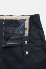 PT Torino Chino "Rebel Fit" dark navy in schräger Nahaufnahme, Baumwollhose mit Tapered Fit, Reißverschluss, Bundhaken, französischen Taschen.