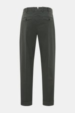 PT Torino Chino 'Rebel Fit' dunkelgrün, knöchellang, aus reiner Baumwolle, Tapered Fit, Rückansicht mit Gesäßtaschen, Bundhaken, Saumaufschlag.