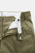 PT Torino Chino 'Master Fit' oliv in Nahaufnahme von oben mit offenem Bund, robustem Baumwoll-Twill, elastischer Qualität und fixiertem Saumaufschlag.